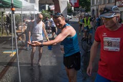 Duschen sorgen für Erfrischung. (Bild: Boris Bürgisser, Sempach, 29. Juni 2019)