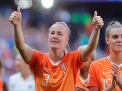 Stefanie Van Der Gragt (links) und Jill Roord feiern den ersten WM-Halbfinal-Vorstoss von Niederlands Frauen (Bild: KEYSTONE/AP/MICHEL SPINGLER)