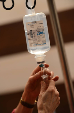 Die Infusion: Das Sterbemittel wird in einer Kochsalzlösung verabreicht. (Bild: Juri Junkov)