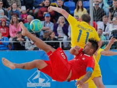 Überragender Schweizer auf dem Weg zur Bronzemedaille der Beachsoccer-Nati: Captain Dejan Stankovic erzielte im kleinen Final zwei Treffer (Bild: KEYSTONE/EPA/SERGEY DOLZHENKO)