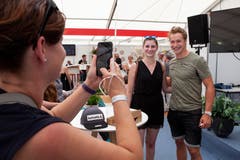 Nach der Gesprächsrunde posiert Marco Odermatt für Handyfotos. (Bild: Edi Ettlin, 2. Juni 2019)