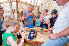 Holzpfeifen basteln. (Bild: André A. Niederberger, 2. Juni 2019)