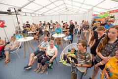 Die Talkrunden waren immer sehr gut besucht trotz Hitze. (Bild: André A. Niederberger, 2. Juni 2019)