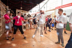 Tanzlehrer Pascal Scheidegger zeigt an seinem Stand, wie Rumba geht. (Bild: Edi Ettlin, 2. Juni 2019)