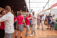 Tanzlehrer Pascal Scheidegger zeigt an seinem Stand, wie Rumba geht. (Bild: Edi Ettlin, 2. Juni 2019)