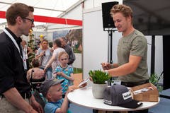 Nach der Gesprächsrunde schreibt Marco Odermatt Autogramme für seine jüngsten Fans. (Bild: Edi Ettlin, 2. Juni 2019)