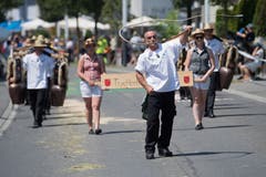 Impressionen vom Festumzug - die Trychlerfründä March. (Bild: Boris Bürgisser)