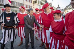 Bundesrat Ignazio Cassis, Mitte, im Gespräch mit Teilnehmern der Gedenkfeier. (Bild: Urs Flüeler, Sempach, 30. Juni 2019)