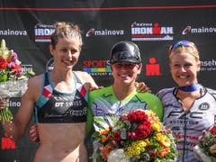 Imogen Simmonds (links) wird muss sich an der Ironman-EM in Frankfurt einzig der Amerikanerin Skye Moench (Mitte) geschlagen geben (Bild: KEYSTONE/EPA/ARMANDO BABANI)