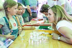 Andrea Kellenberger, Swiss Ski, bei der Autogrammstunde. Der Skiclub Finstersee feiert sein 75-Jahr Jubilaeum vor der Schützenmatt in Menzingen. (Bild: Patrick Huerlimann, Menzingen, 29. Juni 2019)