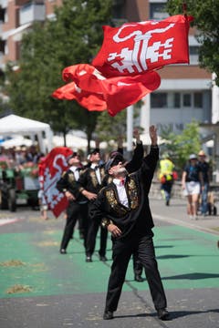 Impressionen vom Festumzug - die Fahnenschwinger-Vereinigung Nidwalden. (Bild: Boris Bürgisser)