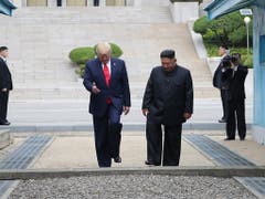 US-Präsident Donald Trump betrat am Sonntag zusammen mit dem Nordkoreanischen Machthaber Kim Jong Un als erster US-Präsident im Amt den Boden des kommunistischen Nordkoreas. (Bild: KEYSTONE/EPA YNA/YONHAP)