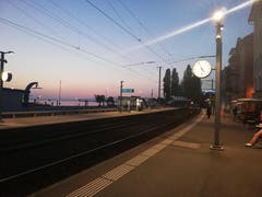 Der Sonnenaufgang steht bevor am Rorschacher Hafen. (Bild: Ruedi Broger)