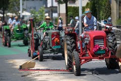 Impressionen vom Festumzug - die Freunde alter Landmaschinen Zentralschweiz. (Bild: Boris Bürgisser)