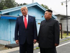 US-Präsident Donald Trump und Nordkoreas Machthaber Kim Jong Un haben sich am Sonntag an der innerkoreanischen Grenze getroffen. (Bild: KEYSTONE/AP/SUSAN WALSH)
