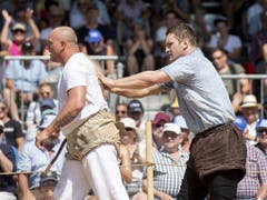 Zwei Generationen, ein Sieger: Armon Orlik befreit den besiegten Thurgauer Oldie Stefan Burkhalter vom Sägemehl (Bild: KEYSTONE/ENNIO LEANZA)