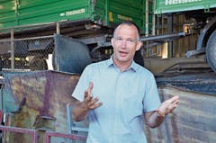 Peter Zogg, Mitglied der Geschäftsleitung bei Müller Azmoos AG, erläutert den zahlreichen Gästen die Waschanlage.