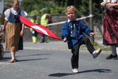 Impressionen vom Festumzug - ein junger Teilnehmer der Fahnenschwinger-Vereinigung Luzern und Umgebung. (Bild: Boris Bürgisser)