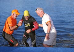 Peter Gerber steigt aus dem Sarnersee. (Bild: swiss-image)