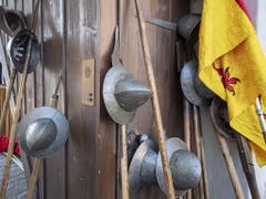 Erinnerung an einen Sieg der Eidgenossen: Helme und Hellebarden am Gedenktag zur Schlacht von Sempach. (Bild: Urs Flüeler, Sempach, 30. Juni 2019)