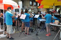 Die Musikgesellschaft Ennetbühl gibt ein Openair-Ständchen. (Bild: Sabine Camedda)