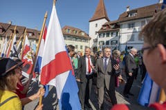 Bundesrat Ignazio Cassis, rechts, und Regierungsrat Paul Winiker an der Gedenkfeier in der Altstadt von Sempach. (Bild: Urs Flüeler, Sempach, 30. Juni 2019)