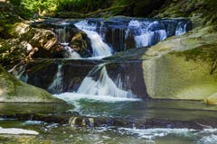 Ein namenloser Wasserfall im Rotbach bei Teufen. (Bild: Franz Häusler)