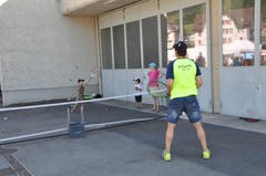 Beim Tennisclub konnten die Jüngsten gegen bestandene Spieler antreten. (Bild: Sabine Camedda)