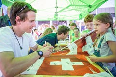 Fernando Schmed, B-Kader Swiss Ski, bei der Autogrammstunde. Der Skiclub Finstersee feiert sein 75-Jahr Jubilaeum vor der Schützenmatt in Menzingen. (Bild: Patrick Huerlimann, Menzingen, 29. Juni 2019)