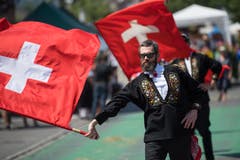 Impressionen vom Festumzug - die Fahnenschwinger-Vereinigung Nidwalden. (Bild: Boris Bürgisser)