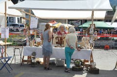 Am Markt wurden Waren feilgeboten, es blieb aber auch genügend Zeit für ein Gespräch zwischendurch. (Bild: Sabine Camedda)