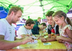 Die Skifahrer von Swiss-Ski Mauro Caviezel, Fernando Schmed und Sandro Simonet, (v.l.n.r.) bei der Autogrammstunde. Der Skiclub Finstersee feiert sein 75-Jahr Jubilaeum vor der Schützenmatt in Menzingen. (Bild: Patrick Huerlimann, Menzingen, 29. Juni 2019)