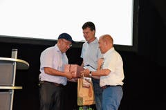 Geschenke zum Jubiläum: (von links) Gemeindepräsident Beat Tinner, Alexander Zogg, Geschäftsleitung, und Michael Hüppi, VR-Präsident.