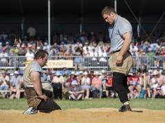 Armon Orlik (rechts) zeigt Demut vor dem besiegten Domenic Schneider (Bild: KEYSTONE/ENNIO LEANZA)