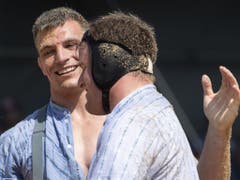 Samuel Giger ist bei seinem Comeback zu Recht guter Laune. Hier lacht er nach seinem Sieg im 5. Gang gegen Michael Rhyner (Bild: KEYSTONE/ENNIO LEANZA)