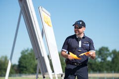 Die FFZ probt den Ernstfall am Esaf. FFZ-Kommandant Daniel Jauch instruiert seine Leute. (Bild: Maria Schmid, Zug, 29. Juni 2019 )