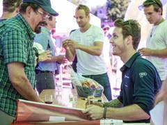Sandro Simonet, Swiss Ski, Team Weltmeister 2019, an der Autogrammstunde. Der Skiclub Finstersee feiert sein 75-Jahr Jubilaeum vor der Schützenmatt in Menzingen.(Bild: Patrick Huerlimann, Menzingen, 29. Juni 2019)