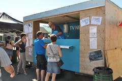 Der Turnverein sorgte für Spiesse und Würste vom Grill. (Bild: Sabine Camedda)