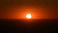 Kaienspitze 1160 m: Kein Stück Wolke störte diesen Sonnenuntergang. Die Horizontkonturen auf deutscher Seite lassen noch zwei Sendetürme erkennen.(Bild: Walter Schmidt)