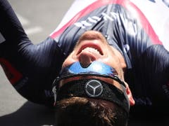 Jan Frodeno komplett entkräftet im Ziel nach seiner erfolgreichen Titelverteidigung (Bild: KEYSTONE/EPA/ARMANDO BABANI)