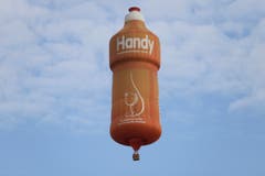 Der Heissluftballon macht Werbung über Rain. (Bild: Xaver Husmann, 4. Juni 2019)