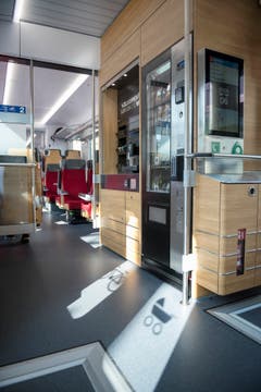In zwei Bistrozonen gibt es Kaffee- und Snackautomaten.
