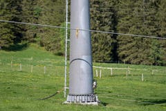 Ein Seilbahnmast bei der Unfallstelle. (Bild: Keystone/Urs Flüeler, 5. Juni 2019)