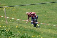 Zwei weitere mit den Arbeiten beschäftigte Personen wurden erheblich, eine Person mittelschwer verletzt, wie die Polizei weiter mitteilt. (Bild: Urs Flüeler/Keystone, Engelberg, 5. Juni 2019)