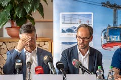 Traurige Gesichter bei den Titlisbahnen: Verwaltungsratspräsident Hans Wicki (links) und CEO Norbert Patt während der Medienkonferenz im Hotel Terrace in Engelberg. (Bild: Urs Flüeler/Keystone, Engelberg, 5. Juni 2019)