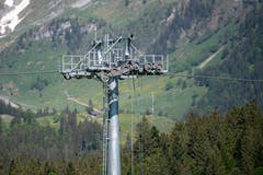 Nur noch eines von zwei Förderseilen hängt da: Ein Seilbahnmast bei der Unfallstelle auf der Gerschnialp. (Bild: Urs Flüeler/Keystone, Engelberg, 5. Juni 2019)