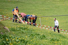 Augenschein vor Ort: Der CEO der Titlisbahnen, Norbert Patt, bei der Besichtigung der Unfallstelle. (Bild: Urs Flüeler/Keystone, Engelberg, 5. Juni 2019)