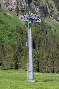 Das zu verkürzende Förderseil hängt durch. Ein Seilbahnmast bei der Unfallstelle. (Bild: Keystone/Urs Flüeler, 5. Juni 2019)