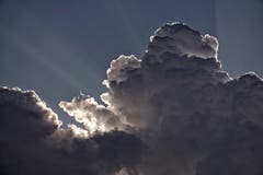 Bedrohlich türmen sich die Gewitterwolken! (Bild: Toni Sieber)