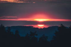 Letztes Licht bevor die Dunkelheit eintritt, aufgenommen in Gossau. (Bild: Marc Bollhalder)